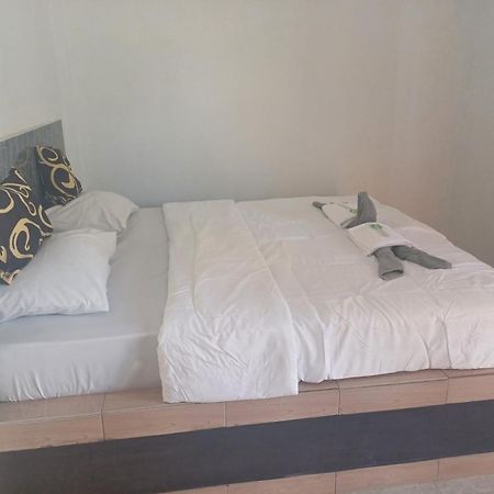 Black Sweet Homestay Dua 길리 아이르 외부 사진