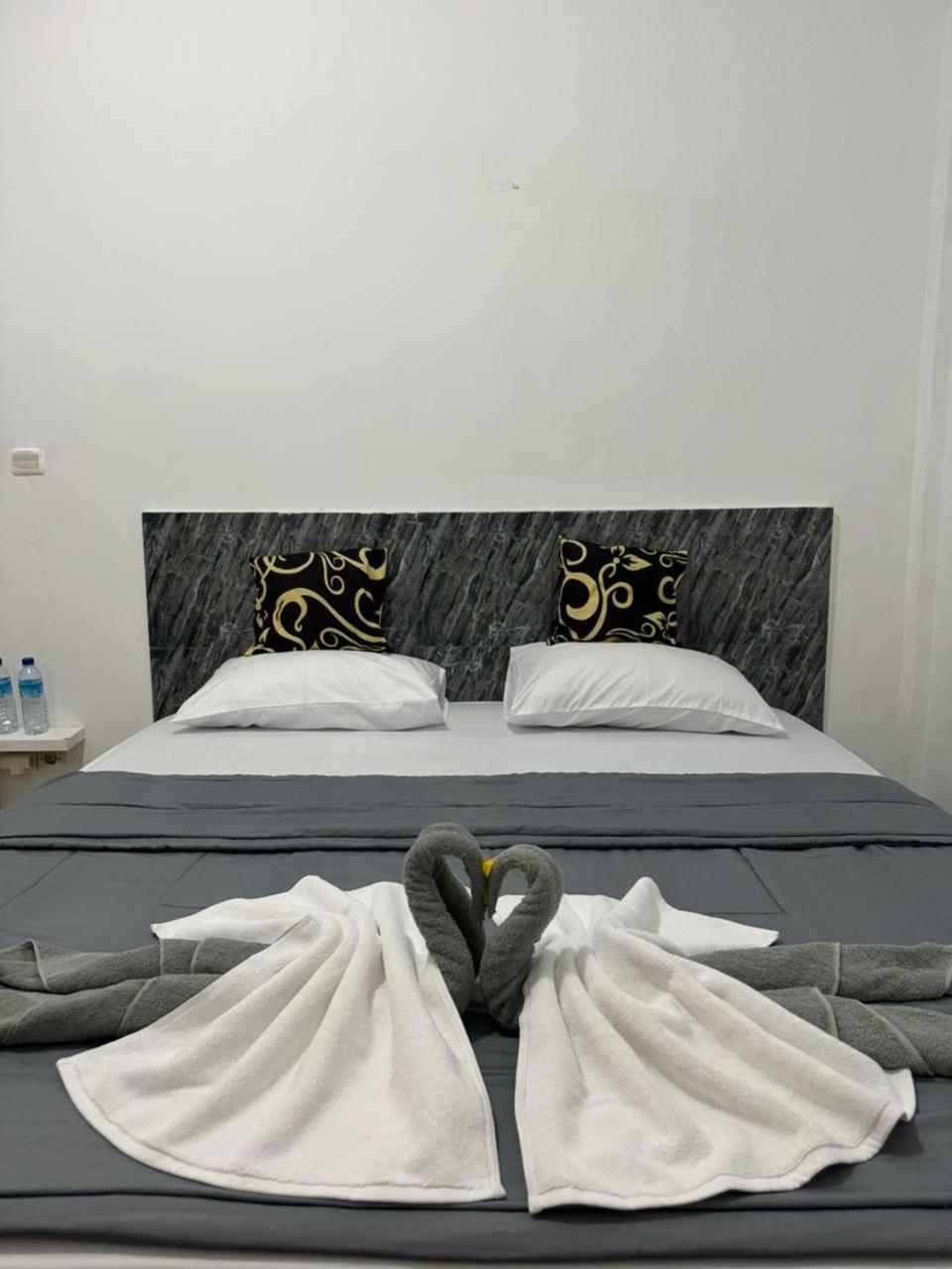 Black Sweet Homestay Dua 길리 아이르 외부 사진