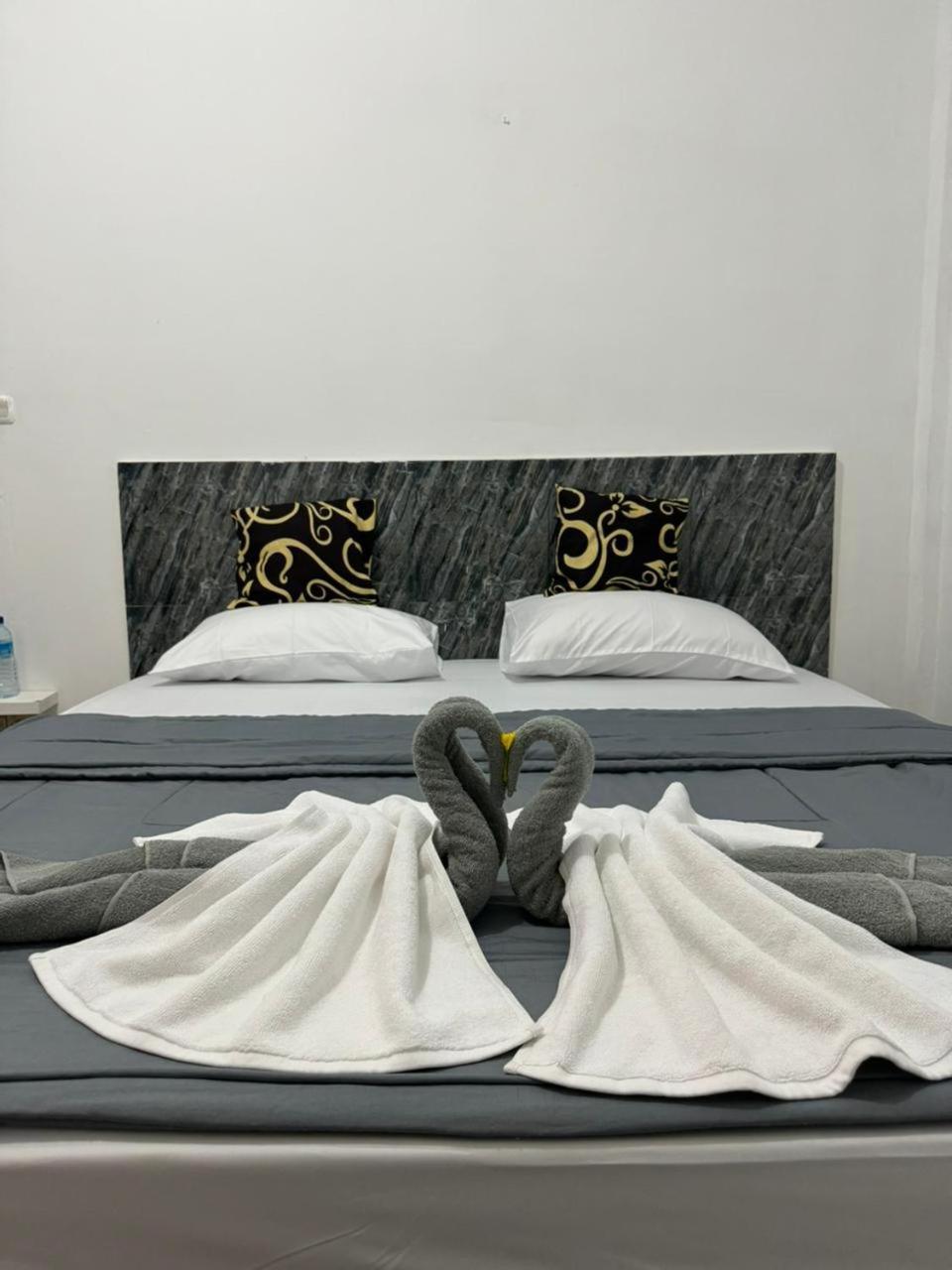Black Sweet Homestay Dua 길리 아이르 외부 사진